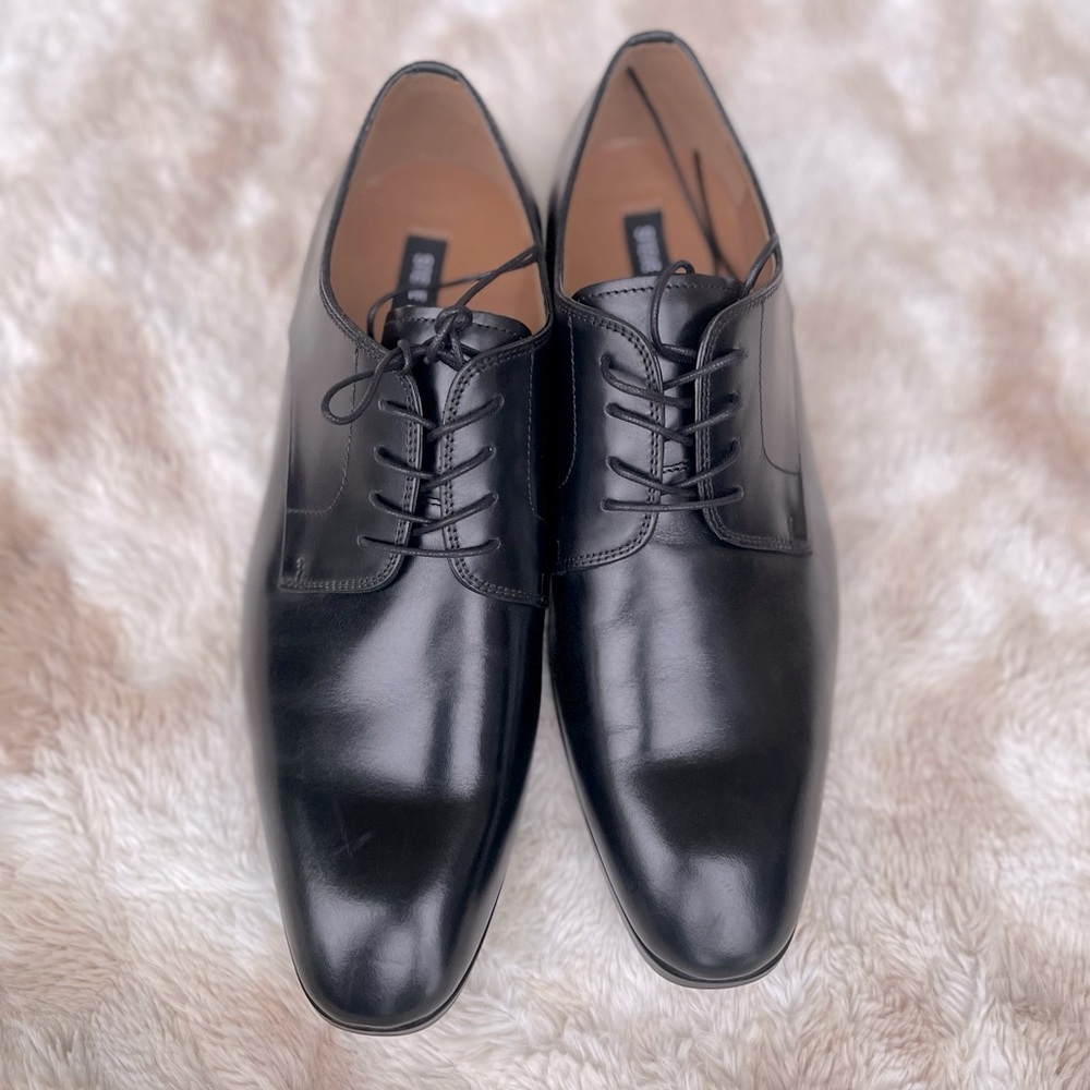 Black dress shoes